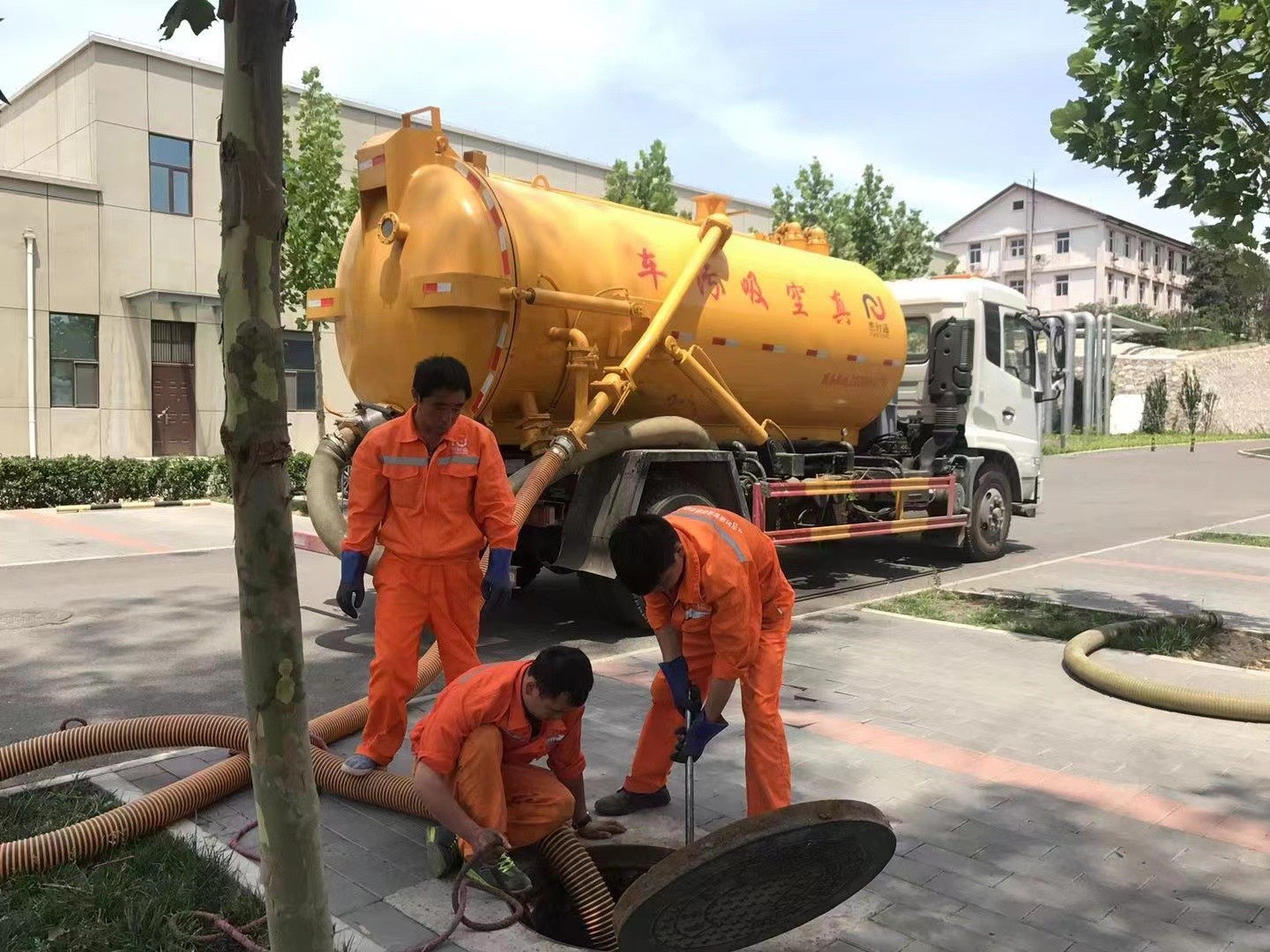 江汉石油管理局管道疏通车停在窨井附近