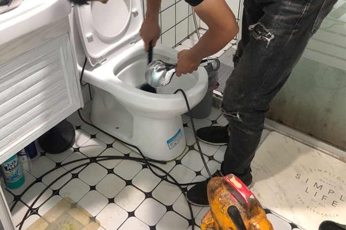 江汉石油管理局马桶堵塞自己疏通还是找师傅?专业上门服务让你省时更省心